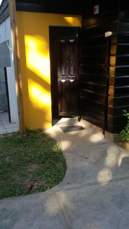 Secret Cabins At Firefly Beach Cottage Негрил Екстер'єр фото